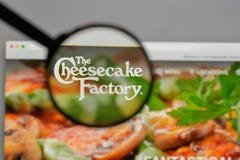 Milano, Italia - 10 agosto 2017: Logo della fabbrica della torta di formaggio su w fotografie stock Milano, Italia - 10 agosto 2017: Logo della fabbrica della torta di formaggio su w fotografie stock