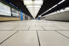MILANO, ITALIA - 21 OTTOBRE 2017: Vista dell'inferiore della stazione ferroviaria di Porta Garibaldi Collegamento con la stazione immagini stock libere da diritti MILANO, ITALIA - 21 OTTOBRE 2017: Vista dell'inferiore della stazione ferroviaria di Porta Garibaldi Collegamento con la stazione immagini stock libere da diritti