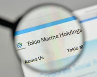 Milano, Italia - 1° novembre 2017: Logo di Tokio Marine Holdings sulla t fotografia stock libera da diritti Milano, Italia - 1° novembre 2017: Logo di Tokio Marine Holdings sulla t fotografia stock libera da diritti