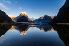 Milfordgeluid, het nationale park van Fiordland royalty-vrije stock afbeeldingen Milfordgeluid, het nationale park van Fiordland royalty-vrije stock afbeeldingen