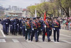 Militair maart door de stad stock afbeelding Militair maart door de stad stock afbeelding