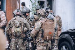 Militair met een medische rugzak stock afbeeldingen Militair met een medische rugzak stock afbeeldingen