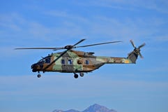 Militaire Helecopter op Patrouille royalty-vrije stock afbeelding Militaire Helecopter op Patrouille royalty-vrije stock afbeelding