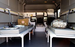 Militaire ziekenwagen binnen De uitrusting van de eerste hulp Stock Foto Militaire ziekenwagen binnen De uitrusting van de eerste hulp Stock Foto