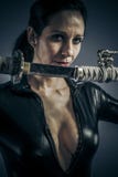 Militärfrau des sexy Mädchens, die mit Gewehren aufwirft. stockfoto Militärfrau des sexy Mädchens, die mit Gewehren aufwirft. stockfoto