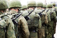 Militäruniformsoldatreihe lizenzfreies stockbild Militäruniformsoldatreihe lizenzfreies stockbild