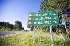 Milkostnadtecken på vägen med avstånd till Buenos Aires, Uruguay royaltyfri foto Milkostnadtecken på vägen med avstånd till Buenos Aires, Uruguay royaltyfri foto