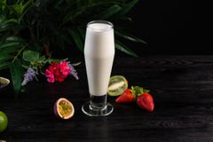 Milkshake в высокорослом стекле и плодах на темной предпосылке стоковые фотографии rf Milkshake в высокорослом стекле и плодах на темной предпосылке стоковые фотографии rf