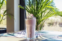 Milkshake или кофе RAF на таблице стоковые фото Milkshake или кофе RAF на таблице стоковые фото