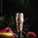 Milkshake с бананом и шоколадом в высокорослом стекле на темной предпосылке стоковые изображения Milkshake с бананом и шоколадом в высокорослом стекле на темной предпосылке стоковые изображения