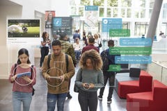 Millennials facendo uso dei media sociali Millennials facendo uso dei media sociali