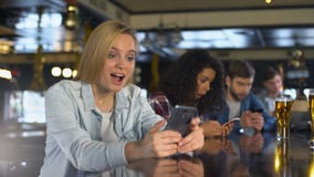 Millennials używać telefon komórkowego w barze, uzależnionym ogólnospołeczne sieci, bezpłatny fi zdjęcie wideo Millennials używać telefon komórkowego w barze, uzależnionym ogólnospołeczne sieci, bezpłatny fi zdjęcie wideo
