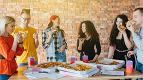 Millennials τρόπου ζωής πιτσών μεσημεριανού γεύματος επιχειρησιακών ομάδων στοκ φωτογραφίες Millennials τρόπου ζωής πιτσών μεσημεριανού γεύματος επιχειρησιακών ομάδων στοκ φωτογραφίες