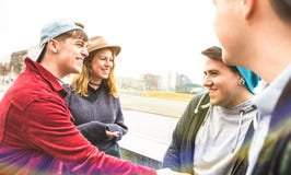 Millennials лучших другов имея неподдельную потеху на городской местности в Берлине стоковое фото rf Millennials лучших другов имея неподдельную потеху на городской местности в Берлине стоковое фото rf