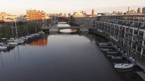 Milwaukee-Fluss im Stadtzentrum, Hafenbezirke von Milwaukee, Wisconsin, Vereinigte Staaten Immobilien, Eigentumswohnungen im Stad stockbilder Milwaukee-Fluss im Stadtzentrum, Hafenbezirke von Milwaukee, Wisconsin, Vereinigte Staaten Immobilien, Eigentumswohnungen im Stad stockbilder