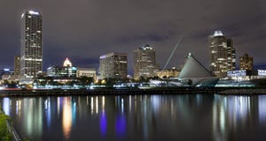 Milwaukee le Wisconsin la nuit photos stock Milwaukee le Wisconsin la nuit photos stock