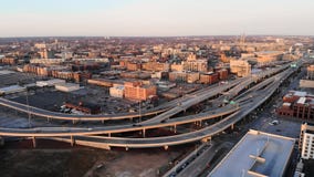 MILWAUKEE USA - APRIL 26, 2018: Flyg- sikt av amerikansk stad a royaltyfria bilder MILWAUKEE USA - APRIL 26, 2018: Flyg- sikt av amerikansk stad a royaltyfria bilder