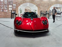 Milán, Lombardía Italia - 23 de noviembre de 2018 - frente de Pagani rojo Zonda 5 con Mercedes-Benz Motor 7291cc en Autoclassica imagen de archivo libre de regalías Milán, Lombardía Italia - 23 de noviembre de 2018 - frente de Pagani rojo Zonda 5 con Mercedes-Benz Motor 7291cc en Autoclassica imagen de archivo libre de regalías