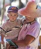 Mime a detener a su niño en brazos en un mercado local, Inle, Myanmar imagen de archivo Mime a detener a su niño en brazos en un mercado local, Inle, Myanmar imagen de archivo