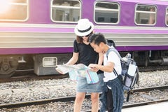 Mime a detener un mapa y a un hijo que buscan viaje por el tren imagenes de archivo Mime a detener un mapa y a un hijo que buscan viaje por el tren imagenes de archivo