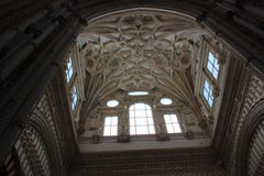 minaret Mihrab Le grand intérieur célèbre de mosquée ou de Mezquita à Cordoue, Espagne photographie stock libre de droits minaret Mihrab Le grand intérieur célèbre de mosquée ou de Mezquita à Cordoue, Espagne photographie stock libre de droits