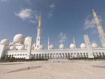 Minaretes de Sheikh Zayed Grand Mosque na manhã em Abu Dhabi fotos de stock royalty free Minaretes de Sheikh Zayed Grand Mosque na manhã em Abu Dhabi fotos de stock royalty free
