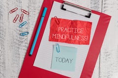 Mindfulness f?r ?vning f?r ordhandstiltext Aff?rsid?en f?r uppn?r ett tillst?nd av avkoppling en form av meditationen arkivfoton Mindfulness f?r ?vning f?r ordhandstiltext Aff?rsid?en f?r uppn?r ett tillst?nd av avkoppling en form av meditationen arkivfoton