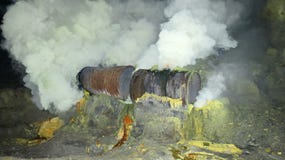 Mineração crua do enxofre na cratera do vulcão ativo de Kawah Ijen em Java imagem de stock Mineração crua do enxofre na cratera do vulcão ativo de Kawah Ijen em Java imagem de stock