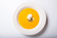 Minestra della zucca con i semi montati di zucca e della crema fotografie stock Minestra della zucca con i semi montati di zucca e della crema fotografie stock