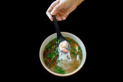 Minestra di pasta di riso vietnamita con carne di maiale e gamberetto e costole di maiale freschi immagini stock libere da diritti Minestra di pasta di riso vietnamita con carne di maiale e gamberetto e costole di maiale freschi immagini stock libere da diritti