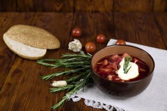 Minestra di verdura con le barbabietole, stile rustico, fuoco selettivo immagine stock Minestra di verdura con le barbabietole, stile rustico, fuoco selettivo immagine stock