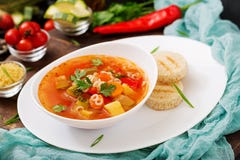 Minestra - ` großes Suppe `, Suppe mit vielen Bestandteilen - ein Teller der italienischen Küche Stockfoto Minestra - ` großes Suppe `, Suppe mit vielen Bestandteilen - ein Teller der italienischen Küche Stockfoto