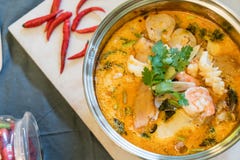 Minestra o Tom Yum Seafood acida dei frutti di mare fotografia stock Minestra o Tom Yum Seafood acida dei frutti di mare fotografia stock