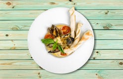 Minestra saporita della cozza su fondo di legno Fotografia Stock Minestra saporita della cozza su fondo di legno Fotografia Stock
