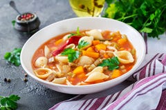 Minestrone, włoska jarzynowa polewka z makaronem fotografia royalty free Minestrone, włoska jarzynowa polewka z makaronem fotografia royalty free