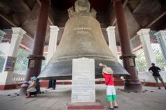 Mingun Bell - campana di squillo del ` s del mondo la più grande fotografia stock Mingun Bell - campana di squillo del ` s del mondo la più grande fotografia stock