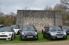 MINI automobili moderne al mini evento 2017 di giorno di Brooklands immagini stock libere da diritti MINI automobili moderne al mini evento 2017 di giorno di Brooklands immagini stock libere da diritti