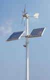 Mini energia eolica e comitati solari immagine stock libera da diritti Mini energia eolica e comitati solari immagine stock libera da diritti