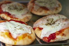 Mini pizza com presunto, mussarela, molho de tomate do forno na loja da padaria de Catania, Sicília, Itália imagens de stock royalty free Mini pizza com presunto, mussarela, molho de tomate do forno na loja da padaria de Catania, Sicília, Itália imagens de stock royalty free
