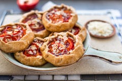 Mini- Pizza, Gemüse-galette mit Sahne Käse, rote Zwiebel, Tomaten, Gemüsepaprika und Mandeln stockfoto Mini- Pizza, Gemüse-galette mit Sahne Käse, rote Zwiebel, Tomaten, Gemüsepaprika und Mandeln stockfoto