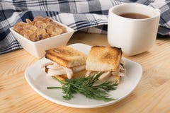 mini-sandwich-%C3%A0-pain-grill%C3%A9-de-poulet-avec-une-tasse-de-th%C3%A9-et-de-caramel-86396612.jpg