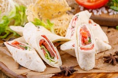 Mini tortilla z łososiem na drewnianym tle wieśniak obrazy royalty free Mini tortilla z łososiem na drewnianym tle wieśniak obrazy royalty free