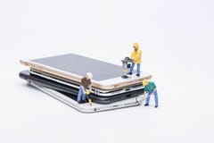 Miniatura del hombre de mantenimiento que repara el teléfono fotografía de archivo libre de regalías Miniatura del hombre de mantenimiento que repara el teléfono fotografía de archivo libre de regalías
