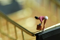 Miniaturleute: Frauenkäufer mit Warenkorb, Einkaufsbetrüger lizenzfreies stockfoto Miniaturleute: Frauenkäufer mit Warenkorb, Einkaufsbetrüger lizenzfreies stockfoto