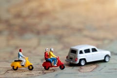 Miniaturleute: Reisender, der ein Motorrad auf Karte mit Auto reitet, stockfotografie Miniaturleute: Reisender, der ein Motorrad auf Karte mit Auto reitet, stockfotografie