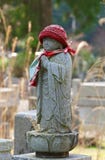 Miniaturowa Trwanie Buddha statua wśrodku Okunoin cmentarza w Wakayama, Japonia zdjęcie royalty free Miniaturowa Trwanie Buddha statua wśrodku Okunoin cmentarza w Wakayama, Japonia zdjęcie royalty free