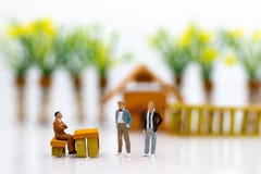 Miniaturowi ludzie: Biznesmeni pracują z drużyną, używać jako tło wybór najlepszy nadający się pracownik, HR, HRM, HRD, akcydenso zdjęcie royalty free Miniaturowi ludzie: Biznesmeni pracują z drużyną, używać jako tło wybór najlepszy nadający się pracownik, HR, HRM, HRD, akcydenso zdjęcie royalty free