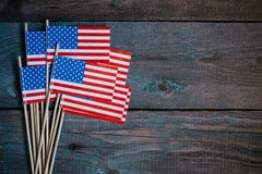 Miniaturpapierflagge USA Amerikanische Flagge auf rustikalem hölzernem Hintergrund lizenzfreie stockfotos Miniaturpapierflagge USA Amerikanische Flagge auf rustikalem hölzernem Hintergrund lizenzfreie stockfotos