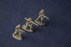 Miniatuurtoy soldiers Plastic stuk speelgoed militaire mensen bij oorlog stock afbeelding Miniatuurtoy soldiers Plastic stuk speelgoed militaire mensen bij oorlog stock afbeelding
