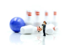 Miniatyrfolk: par av förälskelse med bowlingstiftet och bollen, lek royaltyfri fotografi Miniatyrfolk: par av förälskelse med bowlingstiftet och bollen, lek royaltyfri fotografi